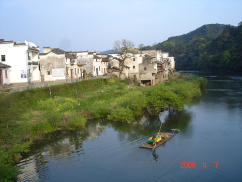 小小竹排江中游 辛建国.jpg